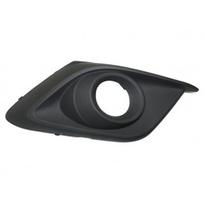 Решётка в передний бампер правая с отверстием под птф Mazda 3 - 3 поколение