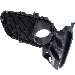 Решетка в передний бампер правая с отверстием для птф Mazda 3 - 2 поколение