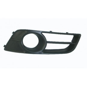 Решетка в передний бампер правая с отверстием под птф Toyota Corolla DE120 / ZE120 хетчбек