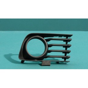 Решетка в передний бампер правая с отверстием под птф Toyota Prius