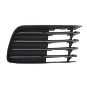 Решетка в передний бампер правая без отверстия под птф Toyota Prius