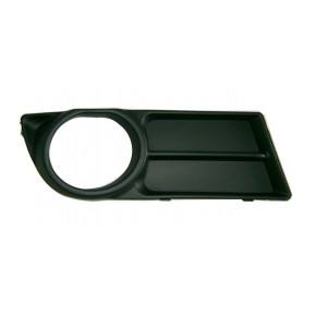 Решетка в передний бампер правая с отверстием под птф Toyota Corolla Verso