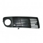 Решётка в передний бампер правая с отверстием под птф Audi A6 C5