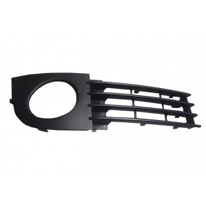 Решётка в передний бампер правая с отверстием под птф Audi A6 C5