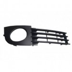 Решётка в передний бампер правая с отверстием под птф (седан) Audi A6 C5