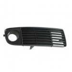 Решётка в передний бампер правая с отверстием под птф чёрная (седан) Audi A6 C5