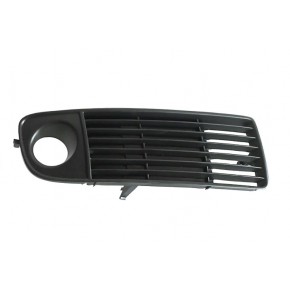 Решётка в передний бампер правая с отверстием под птф чёрная (седан) Audi A6 C5