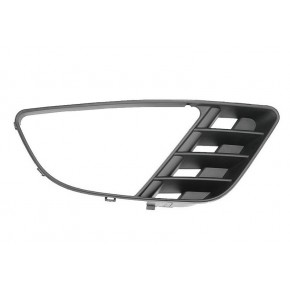 Решётка в передний бампер левая с отверстием под птф Ford Fiesta - 5 поколение