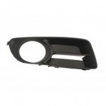 Решётка в передний бампер правая с отверстием под птф Toyota Corolla DE120 / ZE120 седан / универсал