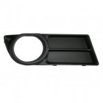 Решётка в передний бампер правая с отверстием под птф Toyota Corolla Verso