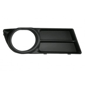 Решётка в передний бампер правая с отверстием под птф Toyota Corolla Verso